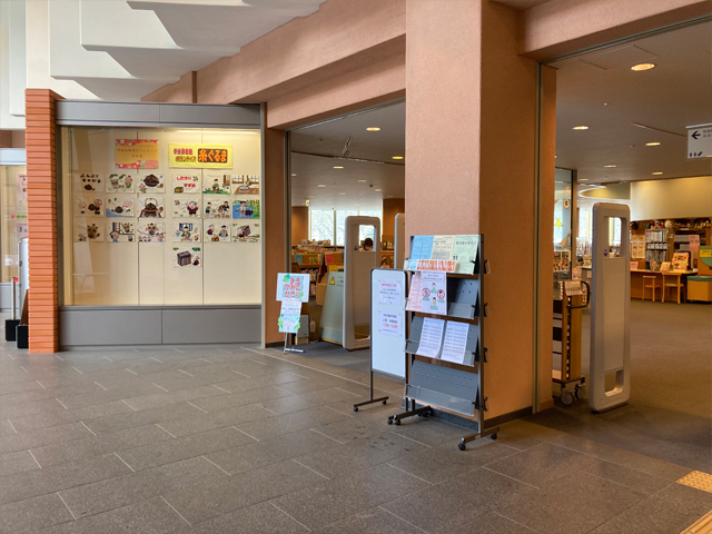 函館市中央図書館玄関